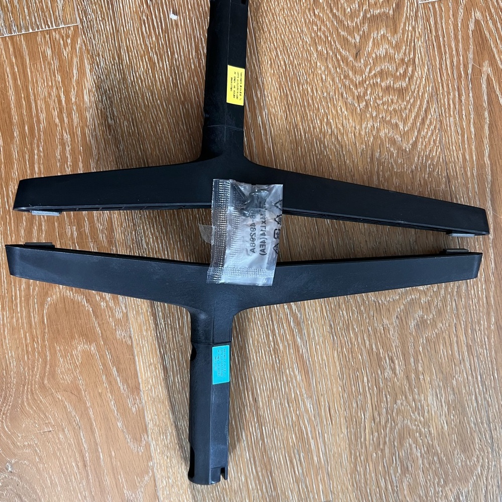 Samsung (original) BN63-17758A & BN63-17759A - TV Stand Legs - fits UN65NU6900F